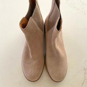 Crown Vintage Suede Chelsea Boots Beige 9.5 Like New